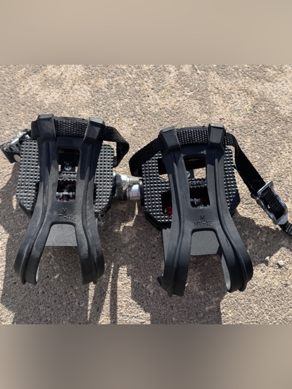 Clip-In Spin Bike Pedals with Toe Straps - Black
